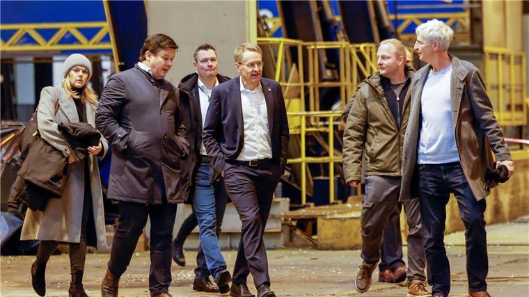 Bremerhavener Rönner-Gruppe übernimmt: FSG-Werft hat neuen Besitzer Insolvenzverwalter Christoph Morgen und Ministerpräsident Daniel Günther stellen die neuen Betreiber von FSG und Nobiskrug vor.