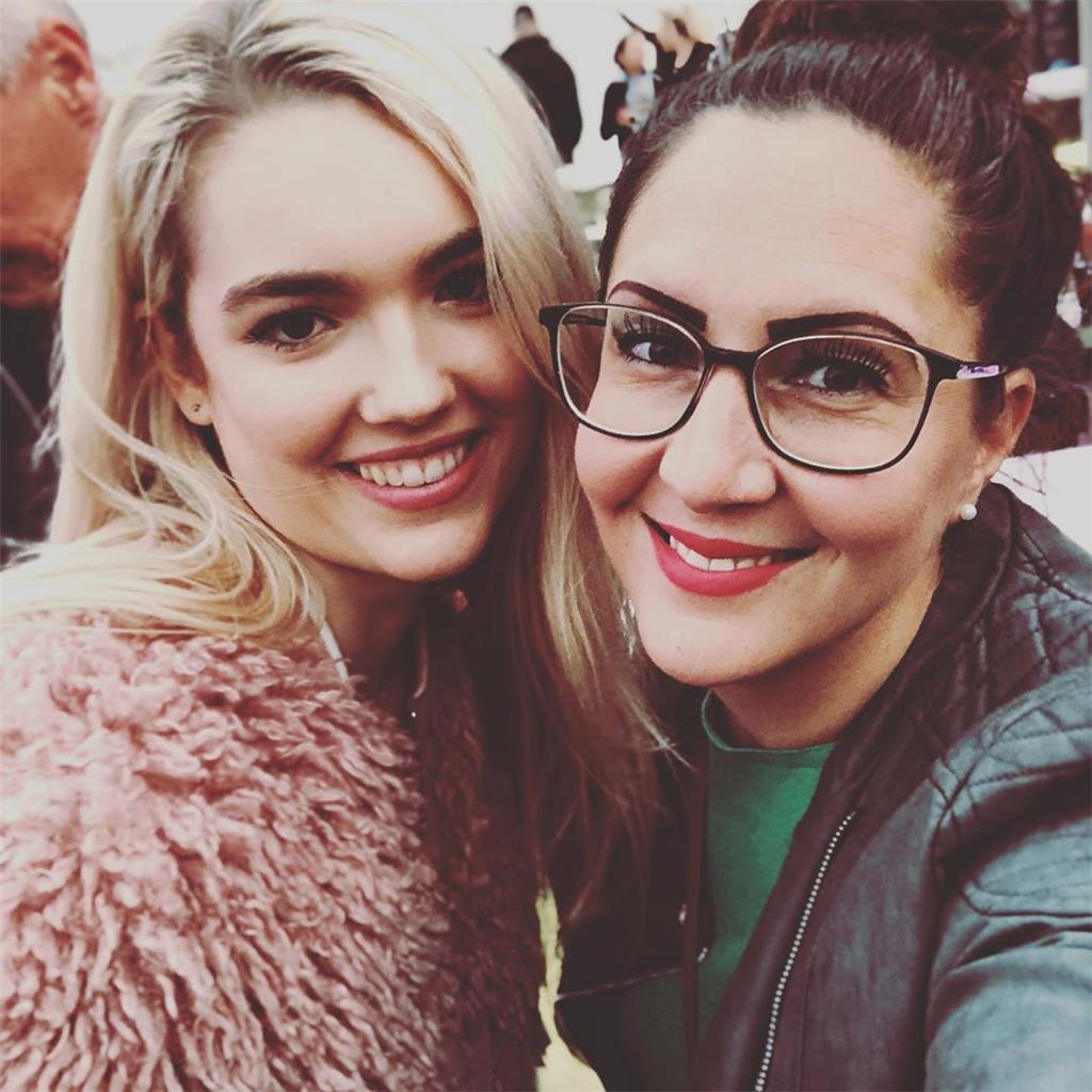 Instagramerin sabr7na freute sich über ein Selfie mit Caroline, die bei Germany&...