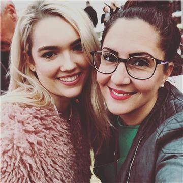 Instagramerin sabr7na freute sich über ein Selfie mit Caroline, die bei Germany&...