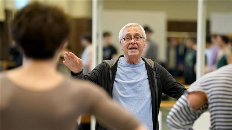 John Neumeier verabschiedet sich von seiner Compagnie Intendant John Neumeier mit Tänzerinnen und Tänzern bei einer Probe zu „Odyssee“ im Ballettsaal.