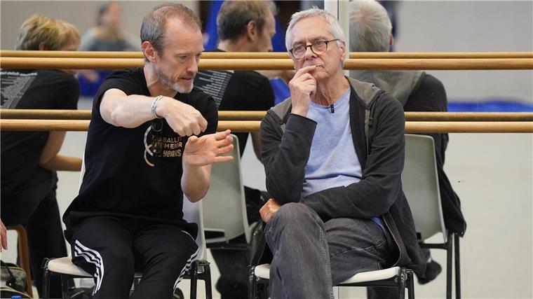 John Neumeier verabschiedet sich von seiner Compagnie Intendant John Neumeier (r) und Lloyd Riggins, stellvertretender Ballettdirektor, bei einer Probe zu „Odyssee“ im Ballettzentrum Hamburg.