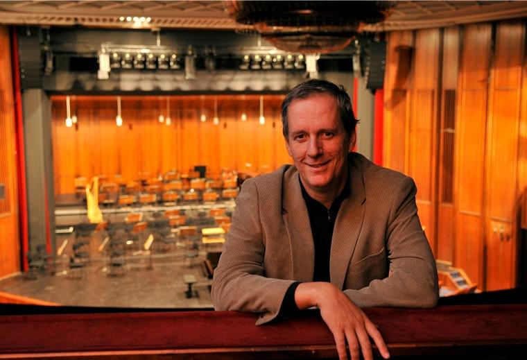 Notfallplan im Stadttheater Bremerhaven Intendant Ulrich Mokrusch hat zwar einen Not-Spielplan in der Tasche, aber die Bühne bleibt erst mal leer. Orchester und Opernchor wurden in die heimische Übe-Klausur geschickt.