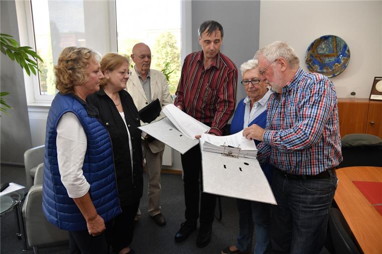 Interessengemeinschaft Wasserwerk Wulsdorf übergibt 2190 Unterschriften an Brigitte Lückert. 
