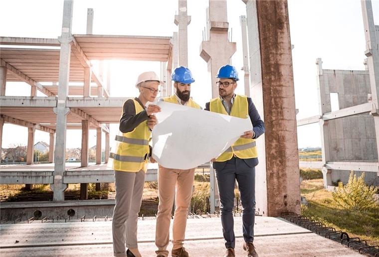 Wohnen im Herzen Bremerhavens - Dieses Wohnprojekt macht's möglich! Architekten vor einem Rohbau