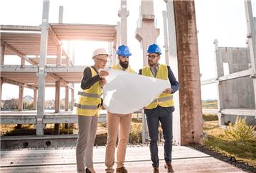 Architekten vor einem Rohbau