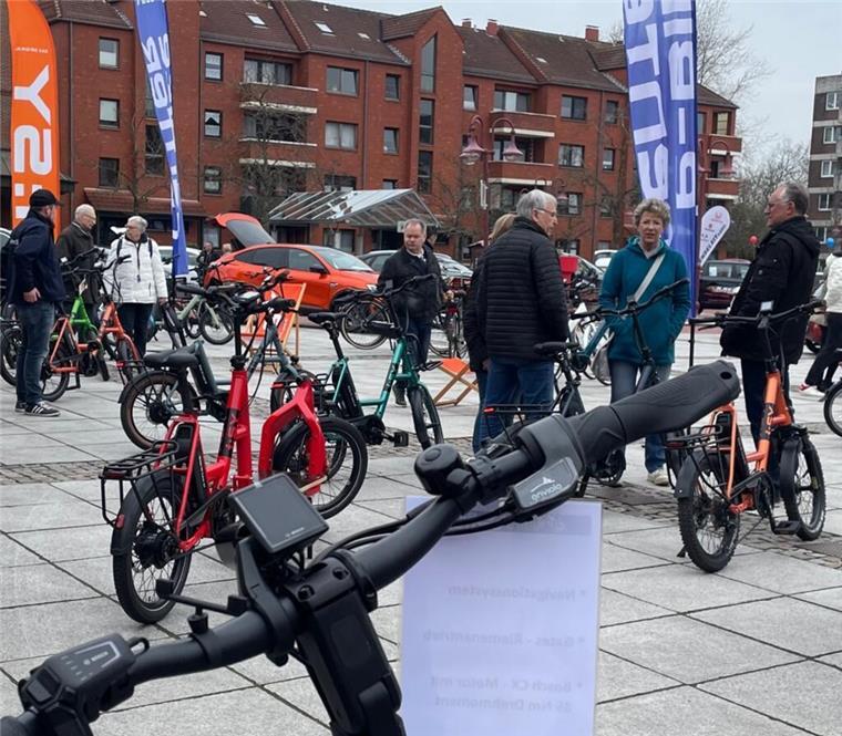 Viele Besucher schauen sich Fahrräder und E-Bikes auf dem Nordenhamer Markplatz an