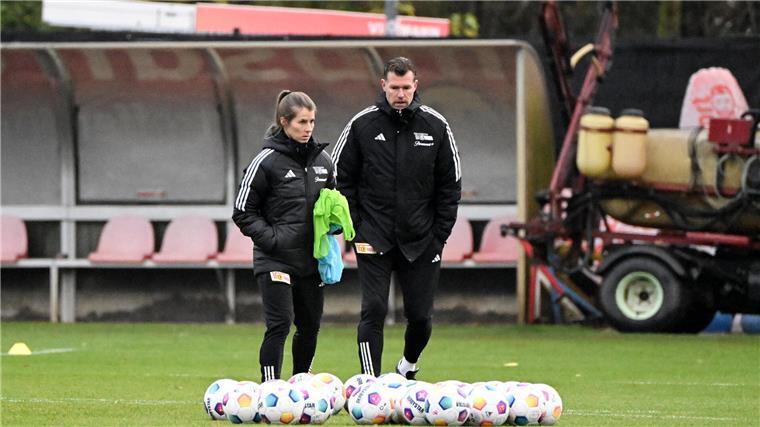 Ex-Bremerin Marie-Louise Eta wird zur Pionierin für Frauen im Fußball Interimstrainer Marco Grote und Co-Trainerin Marie-Louise Eta.