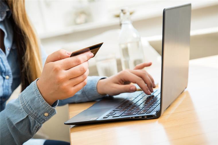 Vorsicht vor Fake-Shops: Betrug mit alkoholischen Getränken Internet-Betrüger locken mit günstigen Alkohol-Angeboten. Die Verbraucherzentrale Hamburg gibt Tipps, wie man Fake-Shops erkennt und Betrug vermeidet.