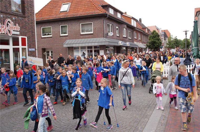 Zeven: "90 Jahre Stadtrecht" ist das Motto der Vier-Abend-Märsche Invasion der Wanderer in der Fußgängerzone: Für jeden Teilnehmer, der mindestens drei der vier Abende mitmarschiert ist, gibt es eine Medaille. Pokale und einen Zuschuss für die Kasse sind für die besten Schul- und Kita-Gruppen ausgelobt.