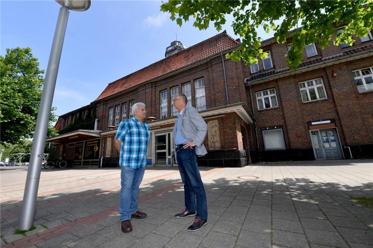 Investor Klaus Sabah (links) aus Bremen hat den Leher Bahnhof in Bremerhaven gekauft und will das denkmalgeschützte Gebäude sorgfältig sanieren und vermieten. Darüber freut sich auch Makler Bernd Schomaker.
