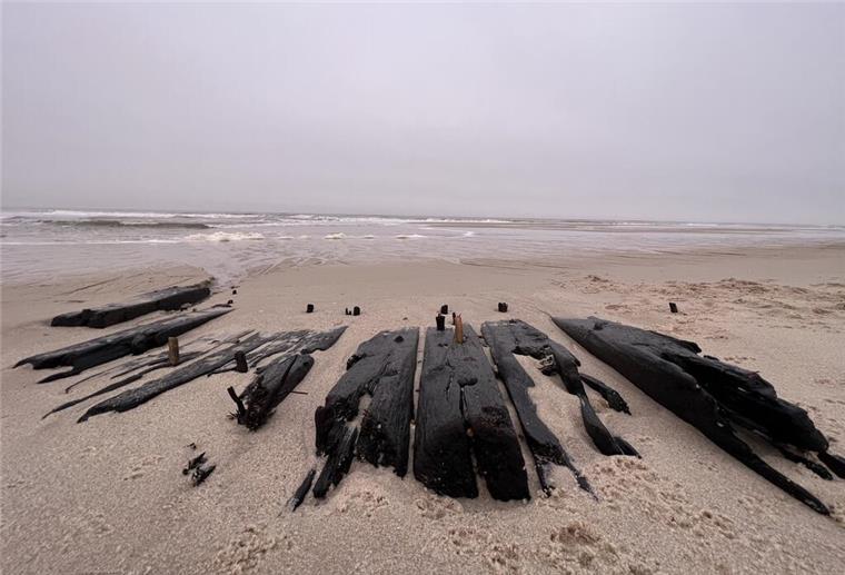 Historisches Schiffswrack an Sylter Strand freigespült Verwitterte Überreste eines Schiffes liegen bei Ebbe am Strand vor Sylt (Rantum).