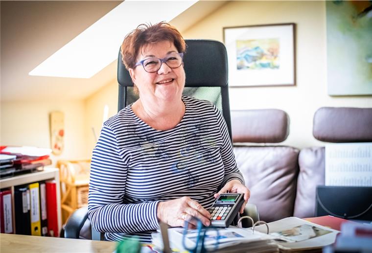 Irene Behrens hat für die Verwaltungsarbeit im Bundestag den Kalkulator von Bonn nach Berlin mitgenommen und heute noch auf dem Bremerhavener Sekretär.