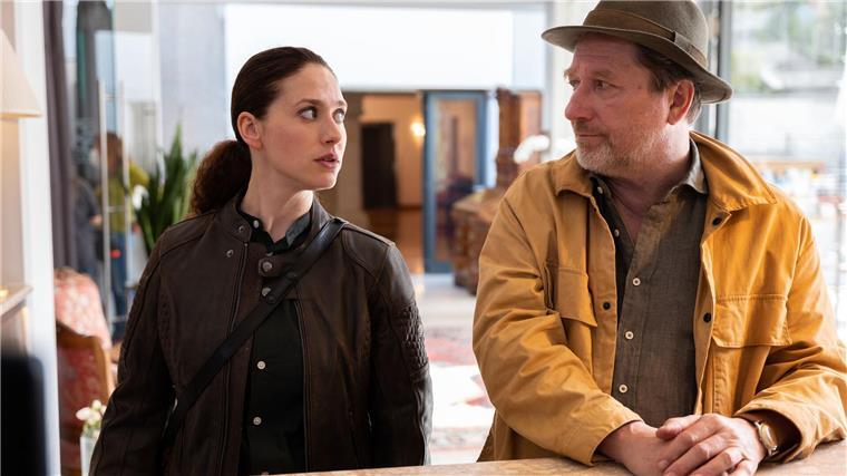 TV-Krimi: Vergiftete Marzipankugeln im ZDF Irene Russmeyer (Fanny Krausz) und Hubert Mur (Michael Fitz) ermitteln im Hotel, Szene aus dem ZDF-Krimi „Die Toten von Salzburg - Süßes Gift“.