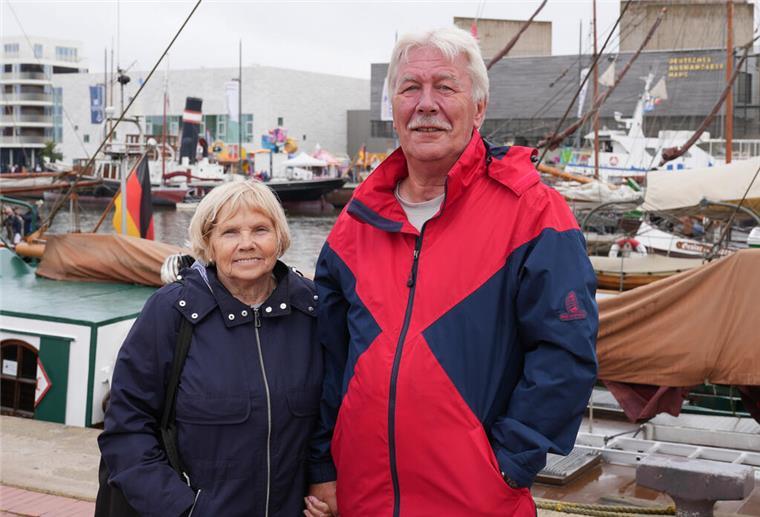 Irene und Harald Meyer aus Bremen besuchen gerne die Maritimen Tage in Bremerhaven. Besonders der Dampfer "Welle" hat es ihnen angetan.