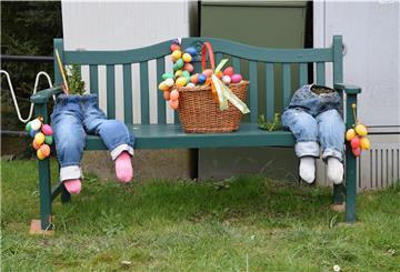 Irgendjemand hat die von der Dorfgemeinschaft liebevoll dekorierten Osterhasen an der Hoffer Straße kaputtgemacht.