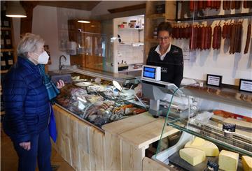 Irmgard Fenski (links) kauft regelmäßig ihr Schweinefleisch im Hofladen Icken. Betreiberin Wiebke Icken freut sich über das Interesse der Kunden.