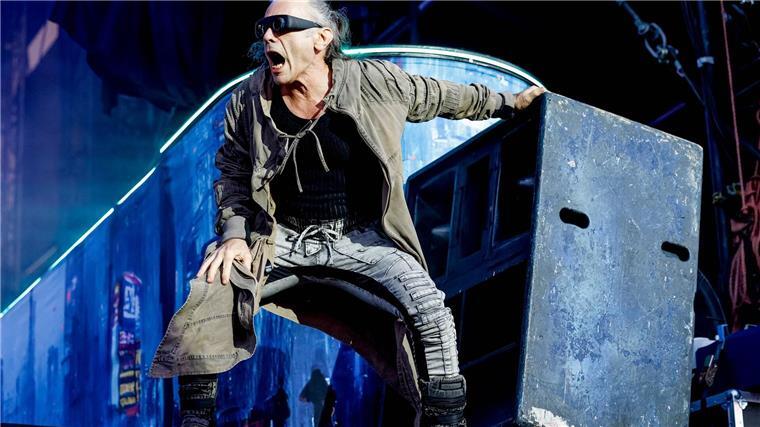 Iron-Maiden-Sänger Dickinson fühlt sich in Deutschland wohl Iron-Maiden-Sänger Bruce Dickinson hat viele Verbindungen nach Deutschland.