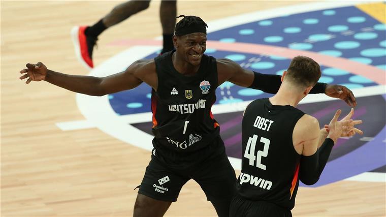 Isaac Bonga (l) ist ein wichtiger Spieler für das deutsche Team.