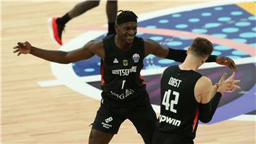 Isaac Bonga (l) ist ein wichtiger Spieler für das deutsche Team.