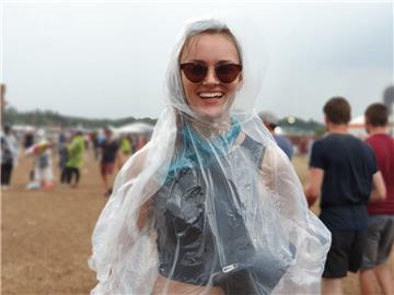 Isabell aus Hamburg stört sich beim Deichbrand überhaupt nicht am Regen. Foto: L...