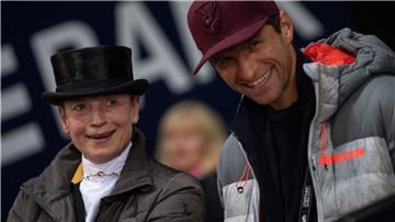 Isabell Werth (l) reitet leihweise ein Pferd von Lisa und Thomas Müller