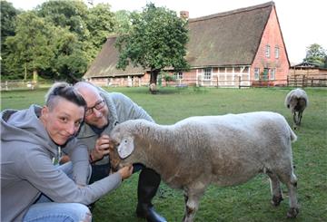 Isabelle und Matthias Krämer haben ein altes Försterei-Haus in der Wingst gepachtet. Dort wohnen sie jetzt mit fünf Schafen und drei Hunden. Möglichst bald sollen auch Hühner und Puten auf ihrem Lebenshof Nordlichter einziehen.
