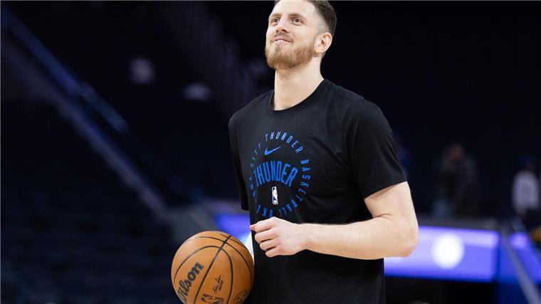 „Niemand ist je alleine“ - Basketballer hofft auf Titel Isaiah Hartenstein aus Deutschland spielt für das Team Oklahoma City Thunder in den USA.