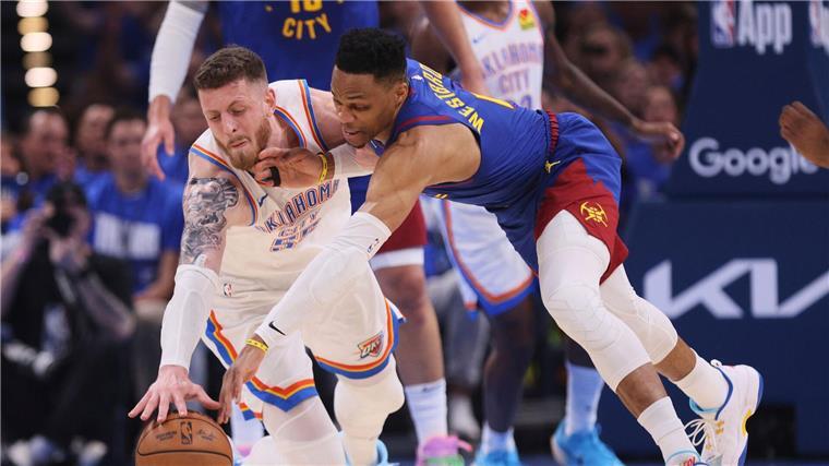Hartenstein und OKC bezwingen Denver: Ein Sieg fehlt noch Isaiah Hartenstein gab vollen Einsatz - auch gegen Russell Westbrook.