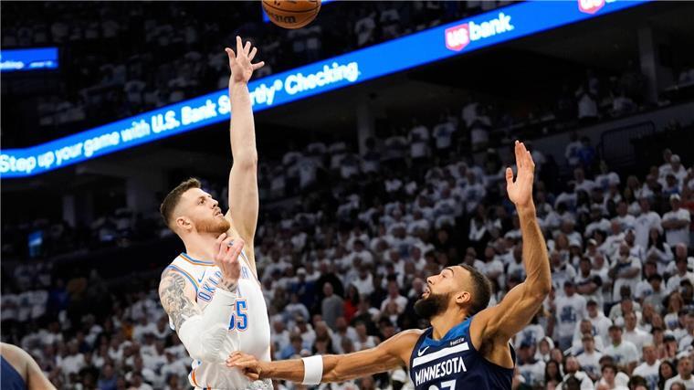 Minnesota verkürzt mit Kantersieg gegen Oklahoma City Isaiah Hartenstein kam gegen Minnesota nur selten so zum Zug.