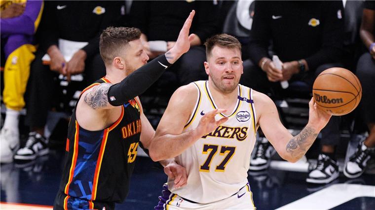 Doncic überragt: Lakers überrollen Hartensteins Thunder Isaiah Hartenstein (l.) konnte Luka Doncic nur selten bremsen.