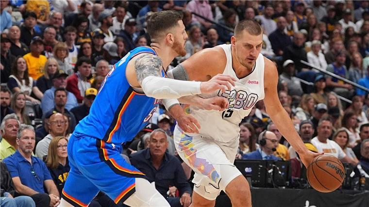 NBA: Hartenstein und Oklahoma müssen in Spiel sieben Isaiah Hartenstein (l.) muss um das Weiterkommen zittern.