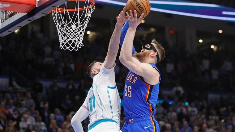 Hartenstein und Wagner lösen ihre Pflichtaufgaben in der NBA Isaiah Hartenstein (r.) holte gegen Charlotte bereits sein 26. Double-Double aus Punkten und Rebounds.