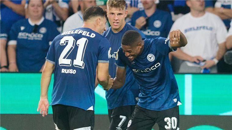 Bielefeld wird für Bremen erneut zum Pokalschreck Isaiah Young und Stefano Russo jubeln über das entscheidende 1:0 für Bielefeld.