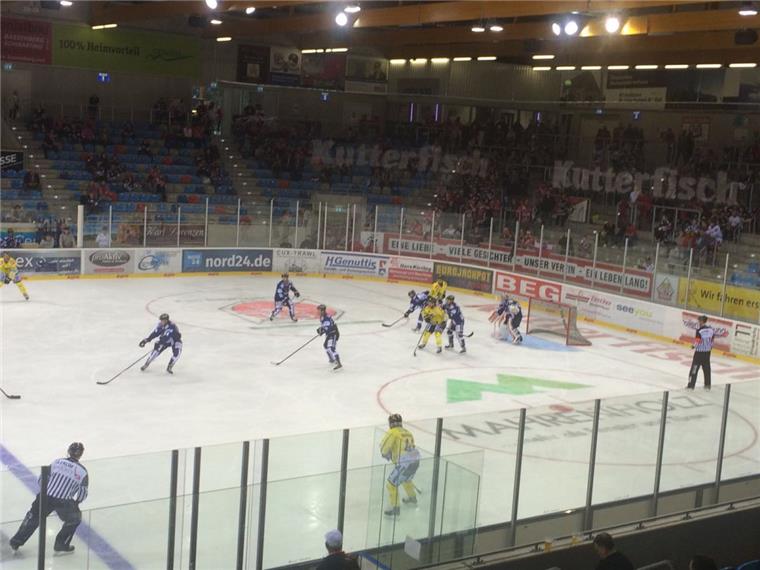 Iserlohn ist der erste Finalist beim SWB-Cup Iserlohn und Krefeld (gelbe Trikots) liefern sich einen spannenden Kampf.