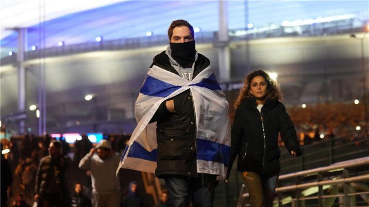 Israels Trainer dankt Frankreich für Sicherheitsvorkehrungen Israel-Fans reisten einem Bericht zufolge mit eigenen Bussen und Polizeigeleit ab.