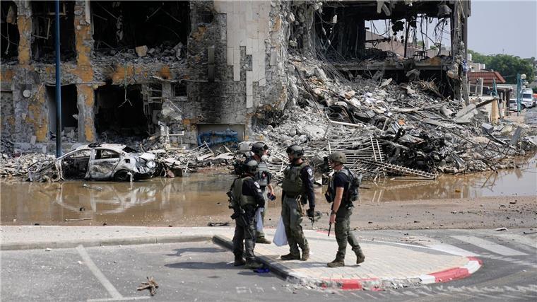 Stephan Weil fordert Ende der Terrorangriffe auf Israel Israelische Polizisten stehen vor einer zerstörten Polizeistation.