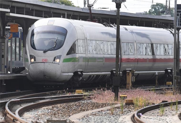 Sind die Bremerhavener ICE-Pläne bedroht? Ein ICE-Zug steht im Bahnhof.