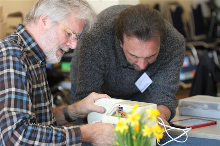 Tarmstedt: Tüftler hauchen alten Dingen neues Leben ein Ist da noch etwas zu machen? Gerd Springfeld (links) und Marco Reinke versuchen im Forum der KGS Tarmstedt eine defekte Küchenmaschine zu reparieren.