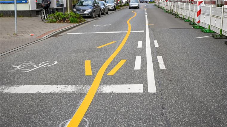 Ist das Kunst? Die Fahrbahnmarkierung ist mehr als außergewöhnlich.
