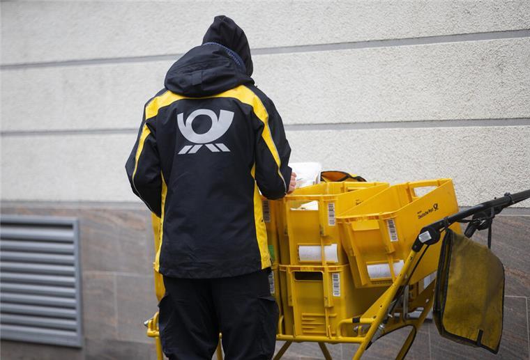 So hoch ist die Zahl der Beschwerden über Postdienste Ein Briefträger der Deutschen Post verteilt Postsendungen.