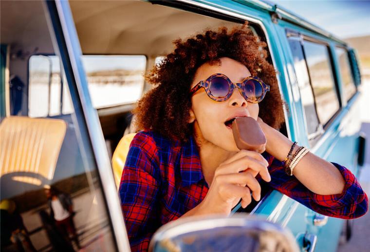 Heiße Tipps fürs Autofahren an heißen Tagen Eis essen im Auto