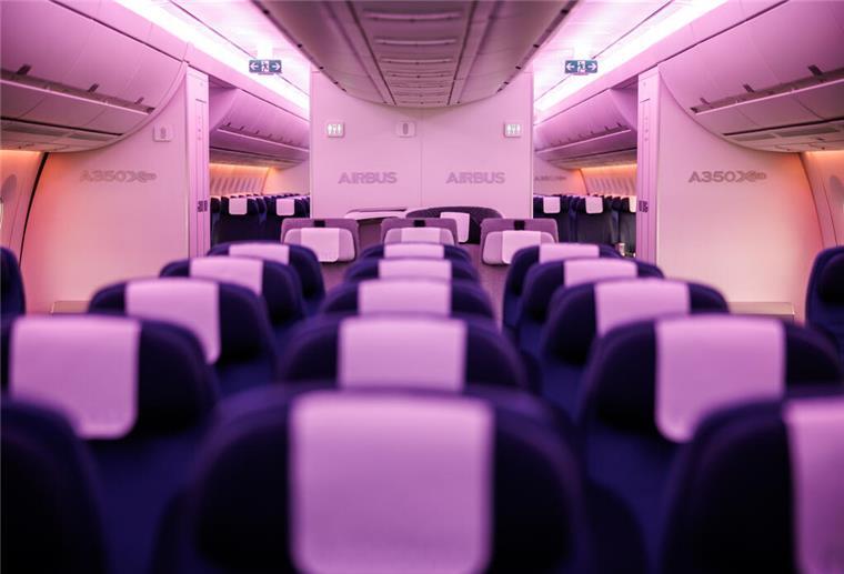 Fliegen am Freitag, dem 13.? Wer sich traut, spart beim Ticketpreis Leere Sitzreihen in einem Flugzeug. Ist es Zufall oder Aberglaube? Das Interesse an Flügen ist laut einer Auswertung an dem vermeintlichen Unglückstag jedenfalls spürbar geringer als an anderen Freitagen. Dafür gibt es Sparpotenzial.