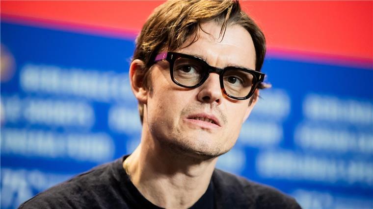 „Islands“: Düsterer Inselthriller unter gleißender Sonne Ist für „Islands“ als bester Hauptdarsteller nominiert: Sam Riley. (Archivbild)
