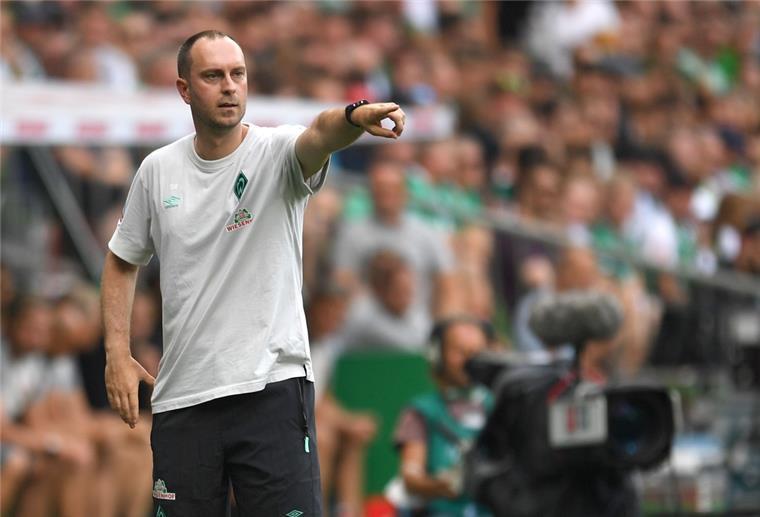Werder-Trainer Ole Werner gestikuliert an der Seitenlinie. 