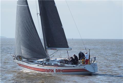 Das Segelboot SNIFIX DRY auf hoher See