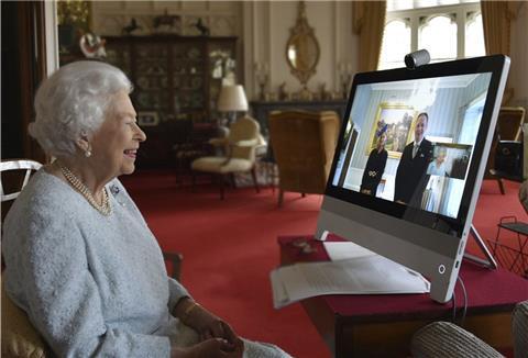 Ist sie schon oder ist sie noch nicht geimpft? Die britische Königin Elizabeth II., hier bei einer virtuellen Audienz, wird es nicht verraten.