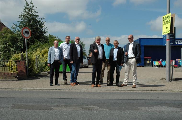 Minister ist zuversichtlich: Landesstraße in Zeven wird 2019 saniert Ist vielfach bestenfalls notdürftig geflickt: Die Straße "Auf dem Quabben" in Zeven. Minister Bernd Althusmann (Mitte) sah sich die "grottenschlechte" Fahrbahn im Rahmen seiner Sommertour an.