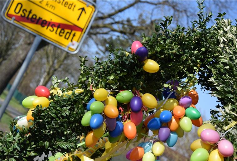 Ostergrüße aus dem Osterhasendorf Ostereistedt Ist wie immer in dieser Jahreszeit österlich geschmückt: Die Ortsdurchfahrt von Ostereistedt.