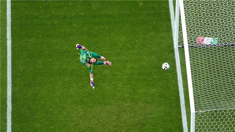 Italiens Torhüter Gianluigi Donnarumma war beim zweiten Tor der Schweizer chancenlos.