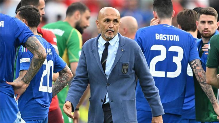 Italiens Spalletti nach Aus: „Verantwortung liegt bei mir“ Italiens Trainer Luciano Spalletti (M.) nimmt die Schuld für das EM-Aus auf sich.